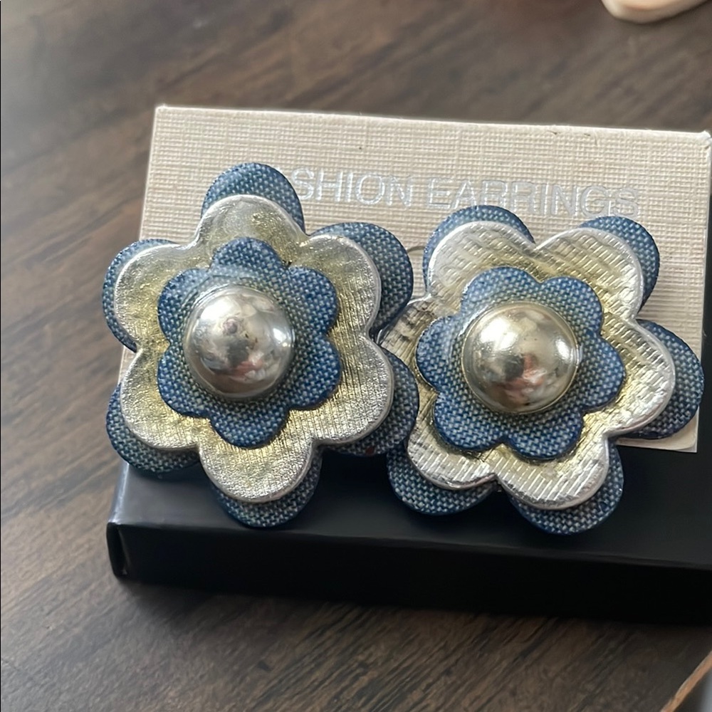 Denim Silver -Tone Metallic. Center Flower Women Earrings NWT